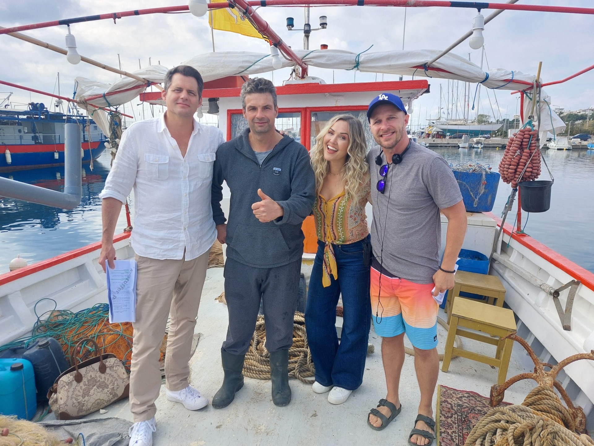 Ο Πρόεδρος παράκτιων αλιέων Νέας Κρήνης και Καλαμαριάς Δημήτρης Τσιπούρας  με τους συντελεστές της σειράς.